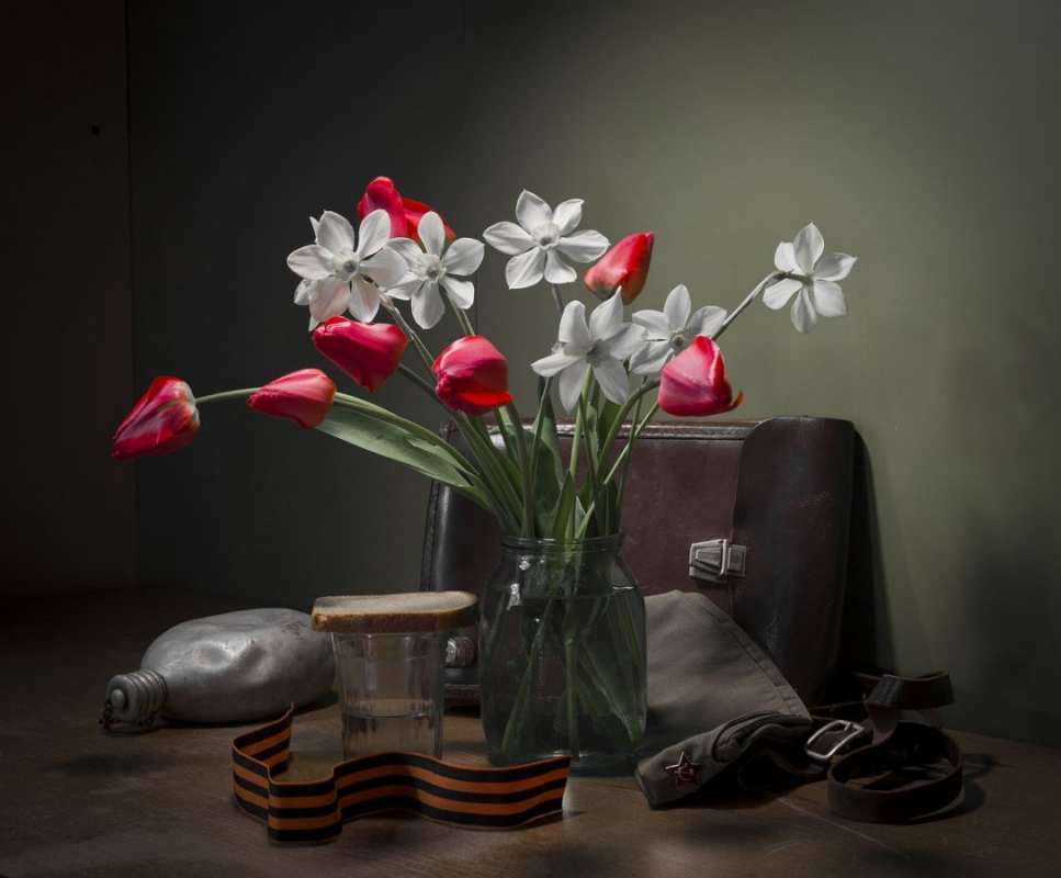 Открытка цветы в банке и военная форма стакан с хлебом  9 мая  From May 9 