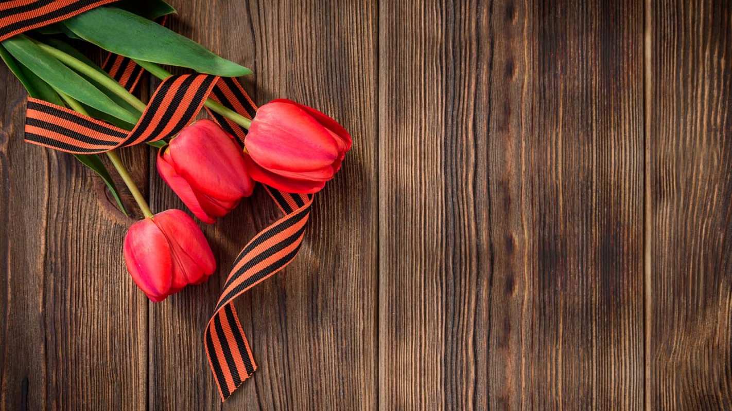 Открытка тюльпаны на столе  9 мая  From May 9 