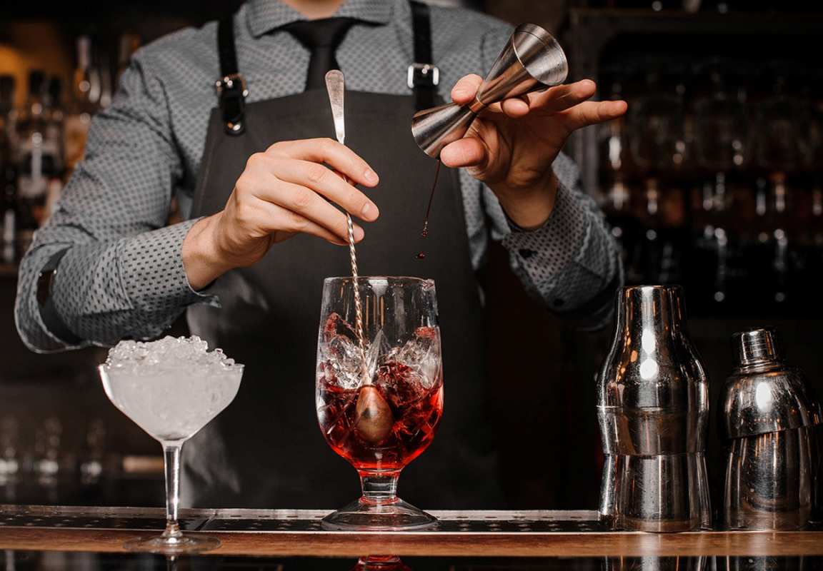 Открытка бармен добавил лед в коктейль  с днем бармена  happy bartender day 