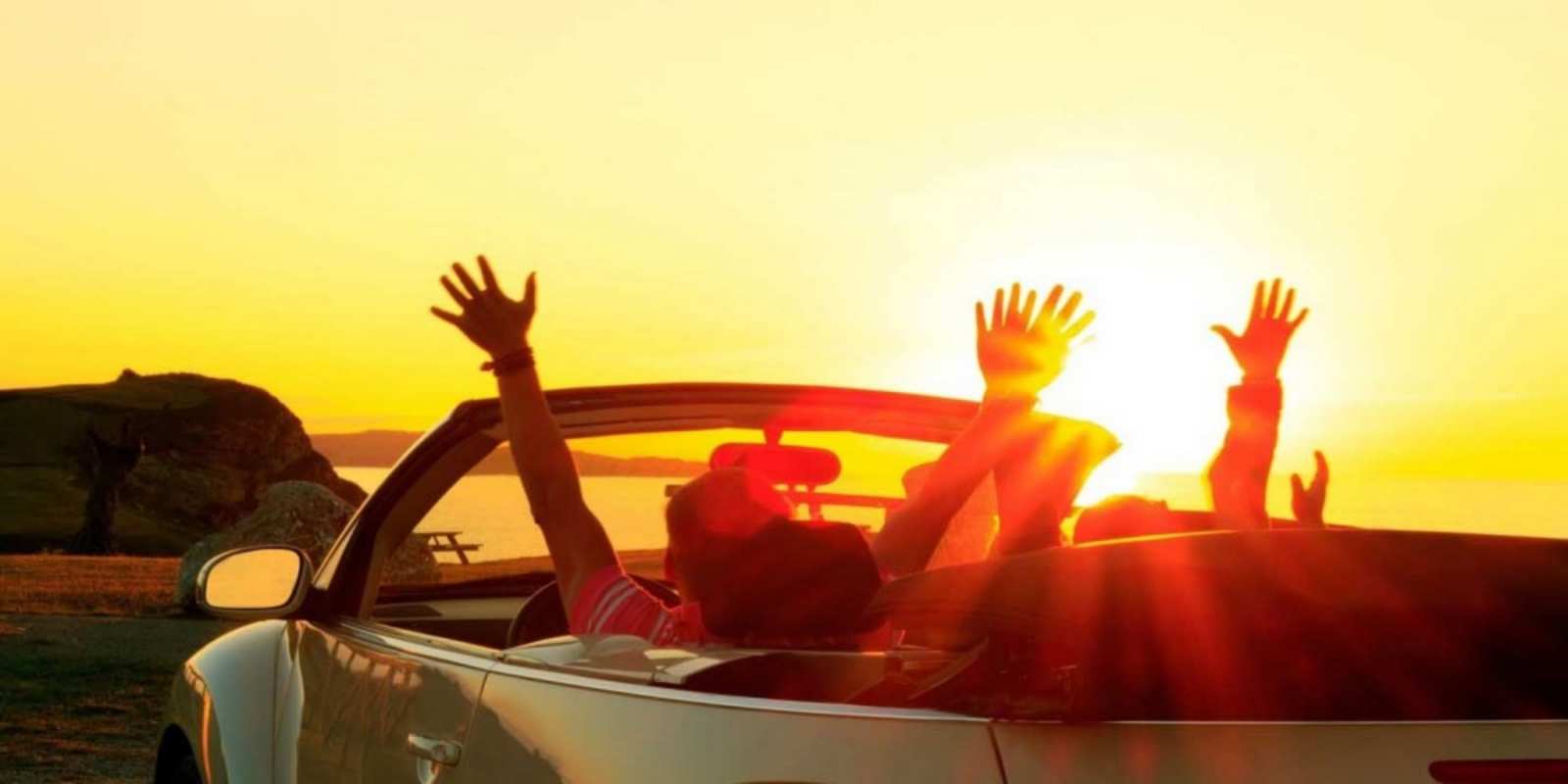 Открытка Машина со счастливыми людьми фото счастливые люди в хорошем настроении Be happy 