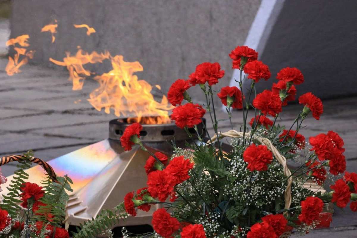 Открытка цветы у вечного огня  9 мая  From May 9 