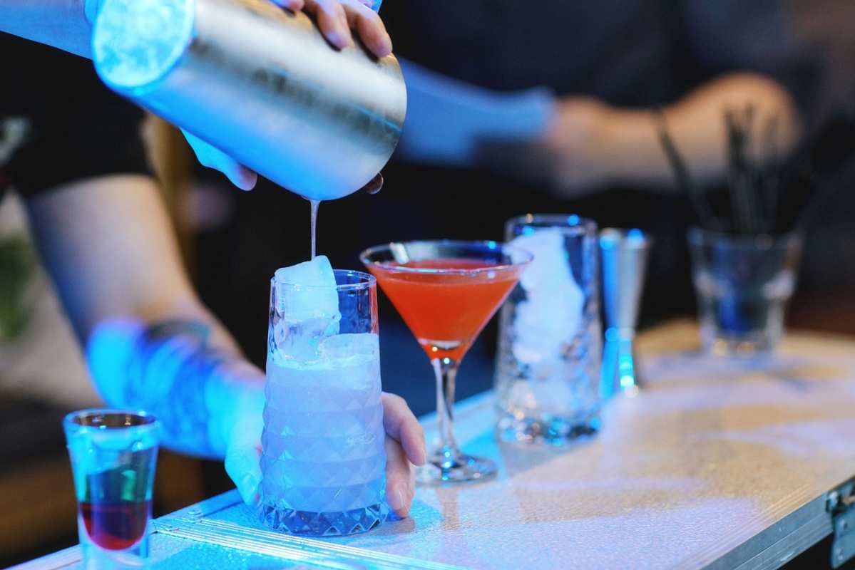 Открытка бармен замутил кровавую мери  с днем бармена  happy bartender day 