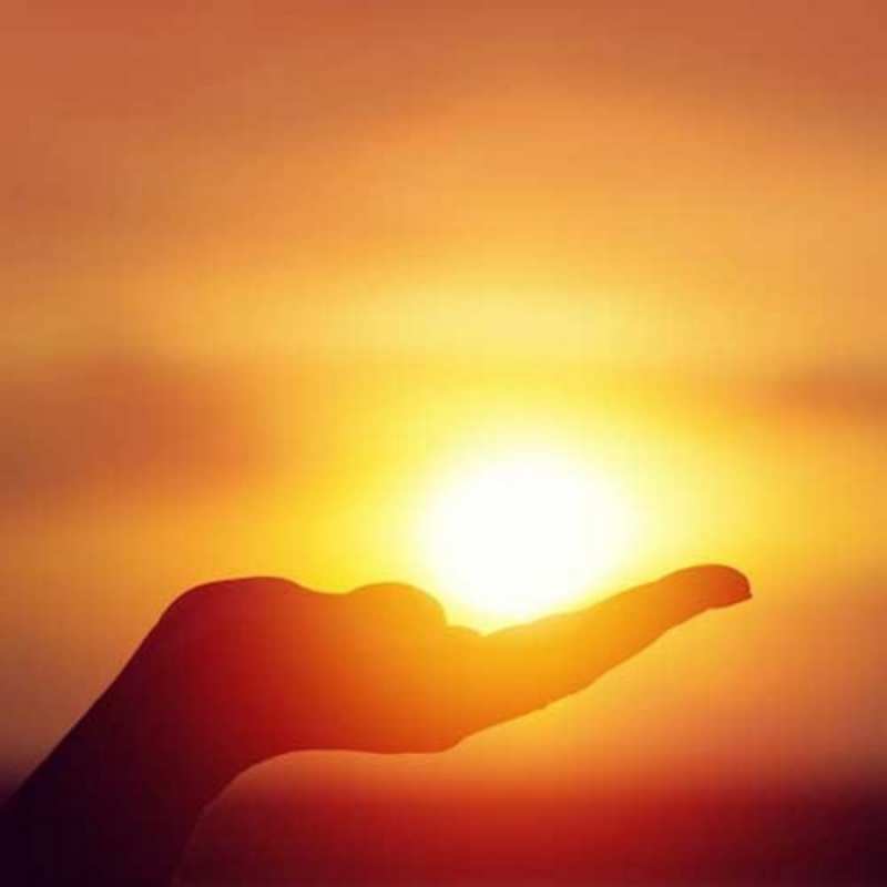 Открытка солнце в руке  ладошка и закат  Good morning 