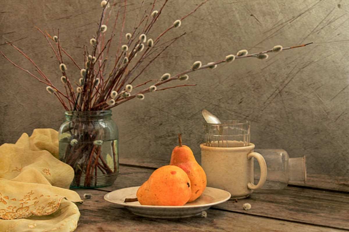 Открытка верба на столе с грушами  верба  Happy Palm Sunday 