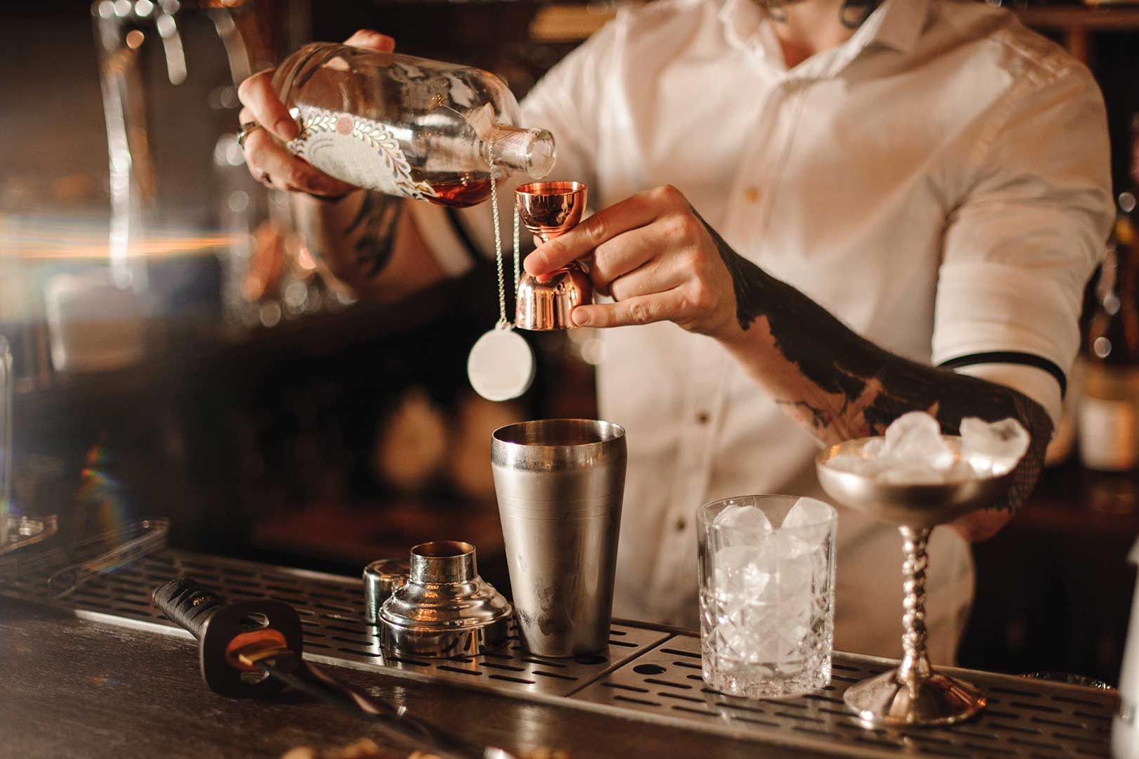 Открытка бармен наливает виски  с днем бармена  happy bartender day 