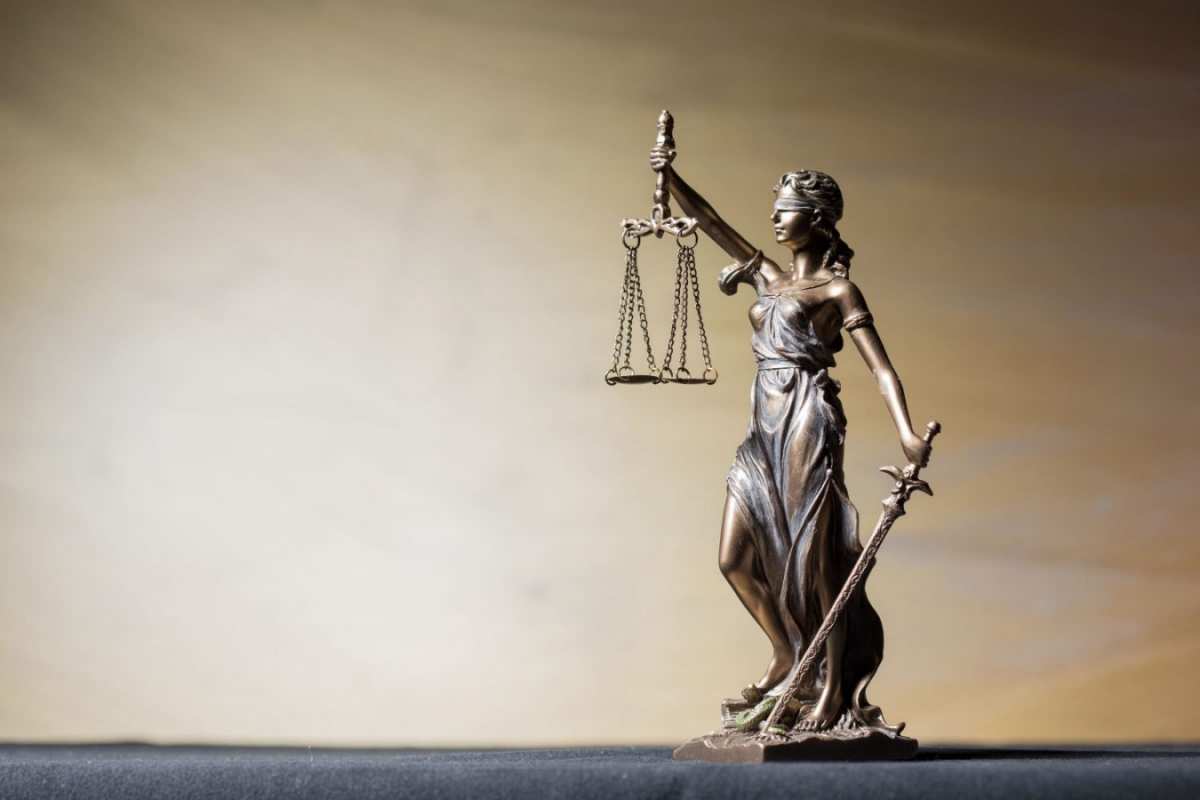 Открытка фигурка фемиды  с днем юриста  Happy Lawyer`s Day 