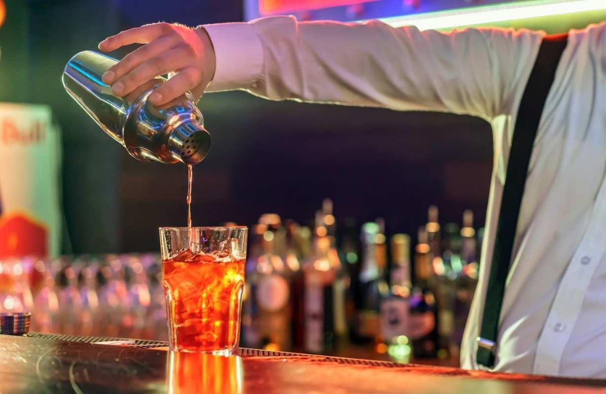 Открытка бармен намешал коктейль  с днем бармена  happy bartender day 