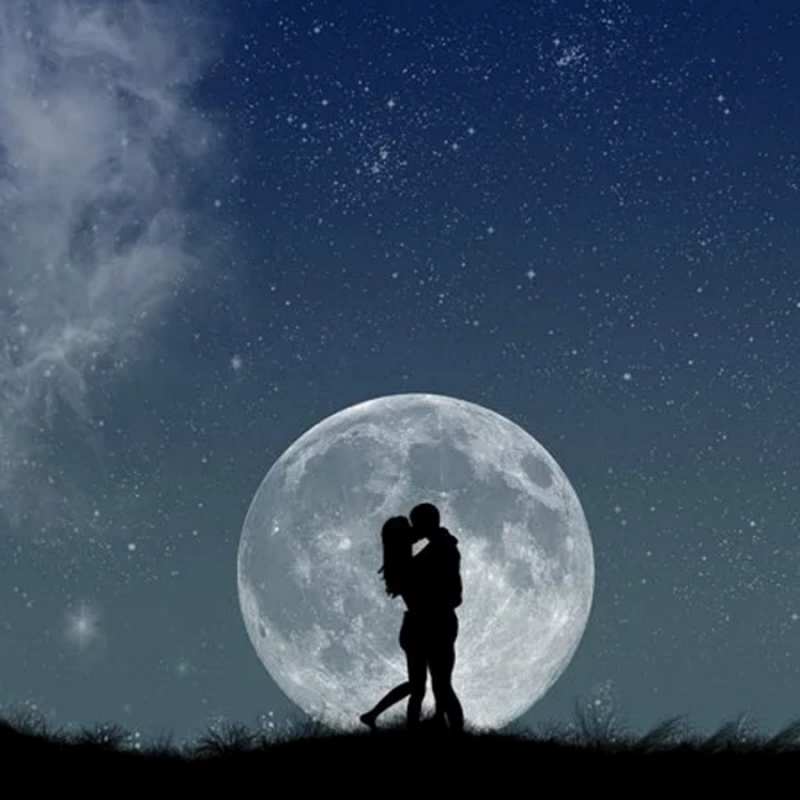 Открытка на фоне луны  сладкая парочка  I want to hug you 