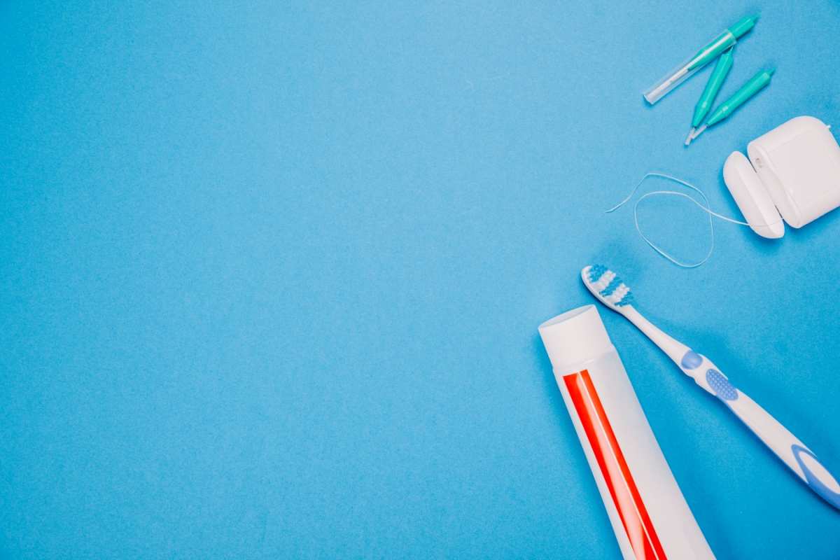 Открытка зубная нить и зубная паста  с днем стоматолога   Happy dentist day 