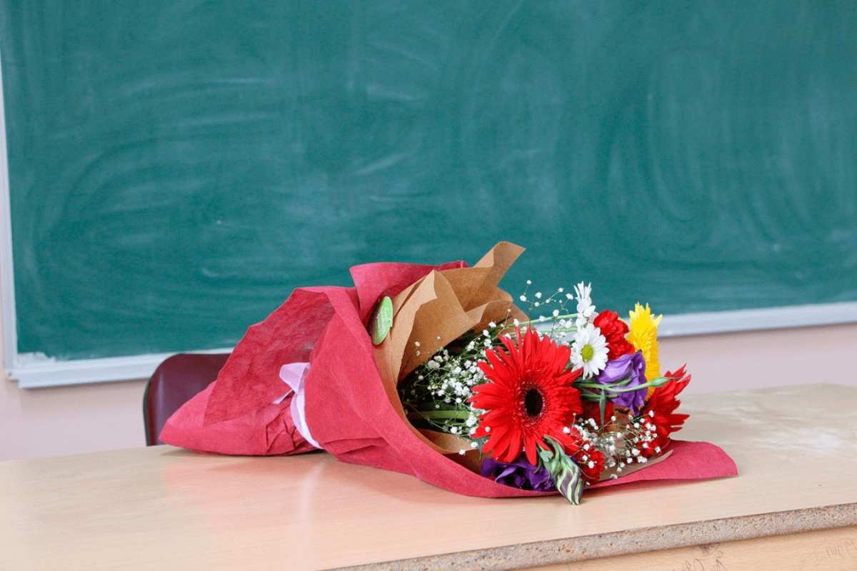 Открытка букет цветов и доска  школа с днем учителя  Happy Teacher`s Day 