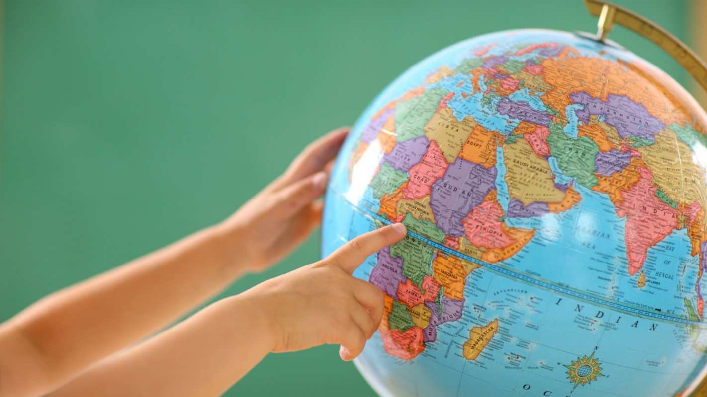 Открытка глобус и ребенок показывает пальцем экватор география  с днем учителя   Happy Teacher`s Day 