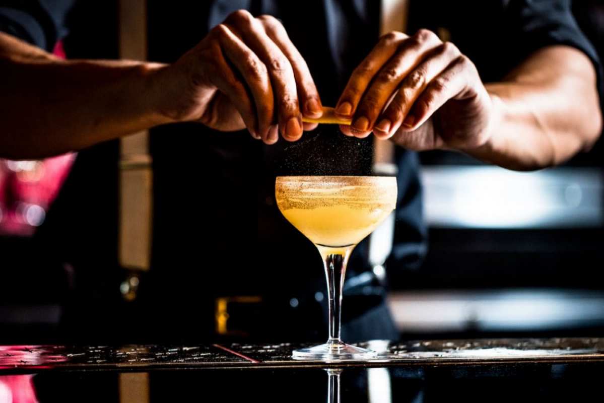Открытка бармен выжимает лимон  с днем бармена  happy bartender day 