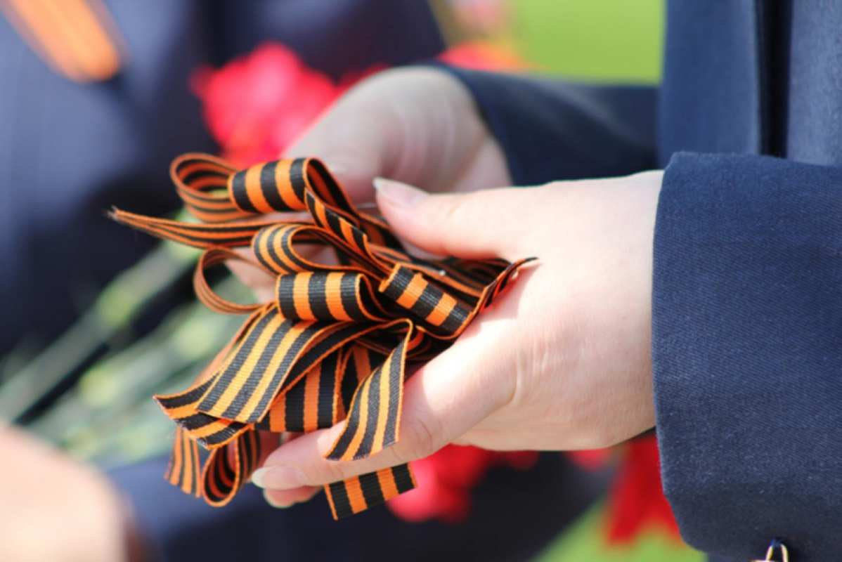 Открытка георгиевская лента в руках  9 мая  From May 9 