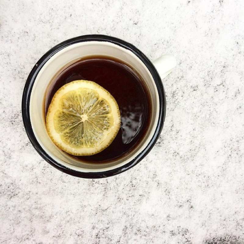 Открытка кружка чая и лимон  на мраморном столе  Get well soon 