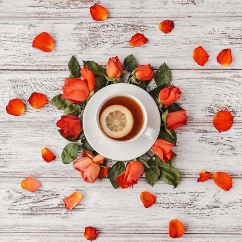 Открытка лепестки роз и чай с лимоном  фон из досок  Get well soon 