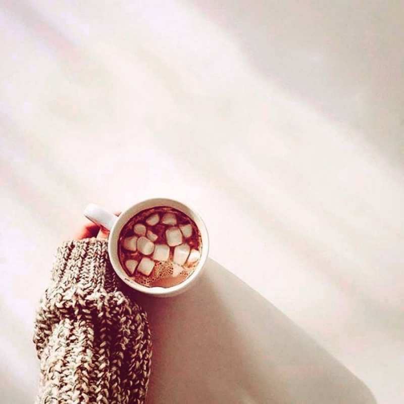 Открытка чай и вкусня  рука в свитре  Get well soon 