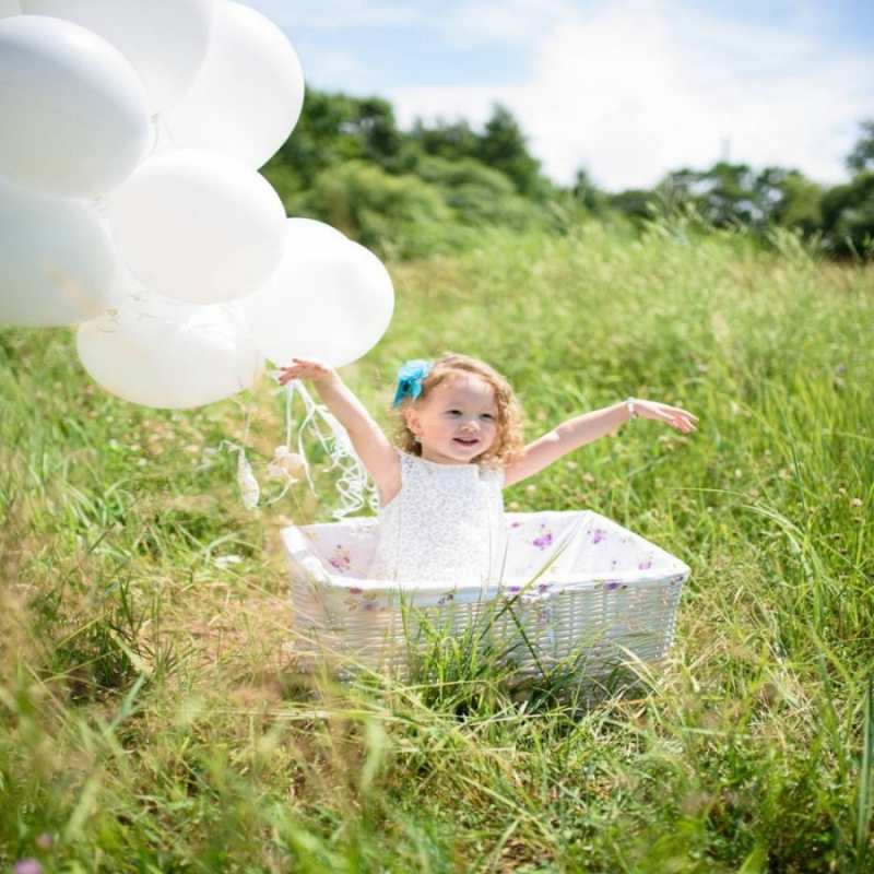 Открытка вообще не понял  девочка сидит в корзине наверное от этого больной должен выздороветь   Get well soon 