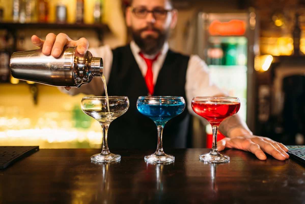 Открытка коктейли разного цвета  коктейли  happy bartender day 