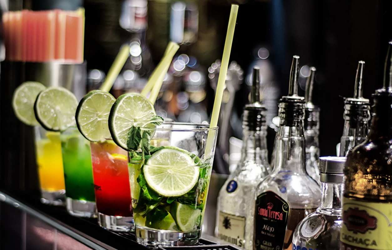 Открытка разные коктейли с лаймом  лайм с днем бармена  happy bartender day 