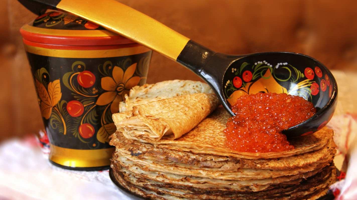 Открытка блины с красной икрой и деревянной посудой  блины  With carnival 