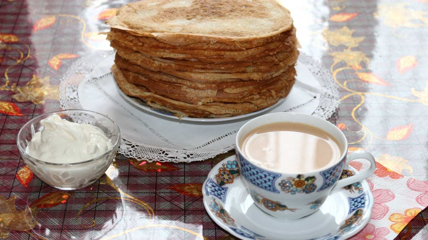 Открытка чай с маслом с блинами со сметаной  блины  With carnival 