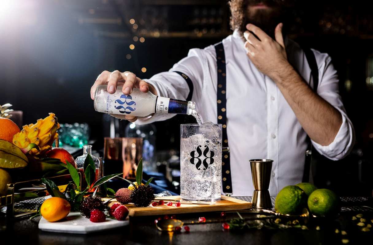Открытка бармен делает коктейль с крепким напитком  с днем бармена  happy bartender day 