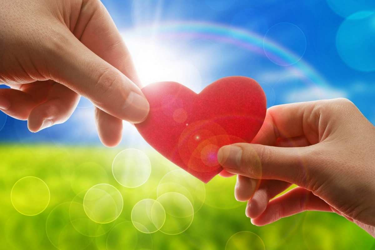 Открытка открытка с сердцем в руках  С днем волонтера  Happy Volunteer Day 