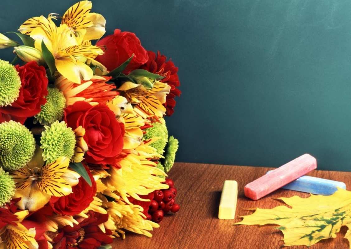 Открытка цветные мелки   цветы, мел  Happy Teacher`s Day 