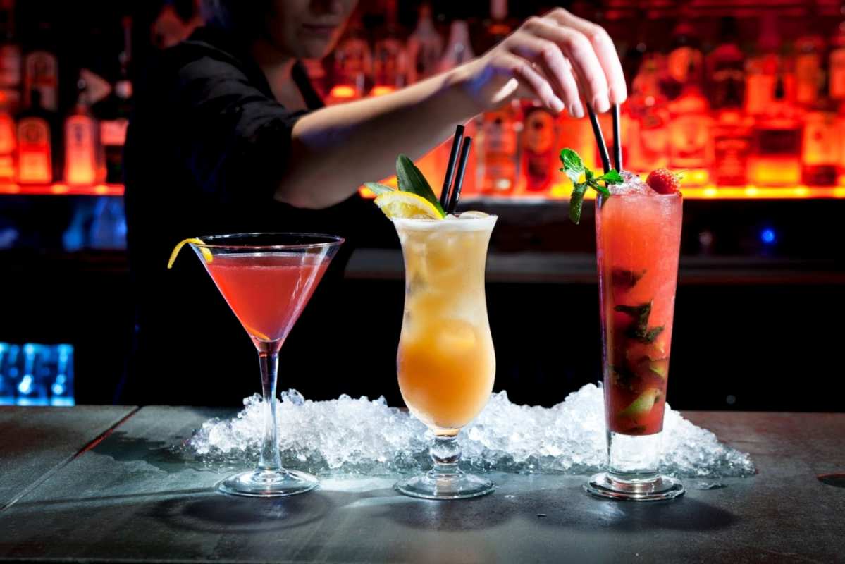 Открытка разные коктейли 1 с днем бармена 1 happy bartender day 
