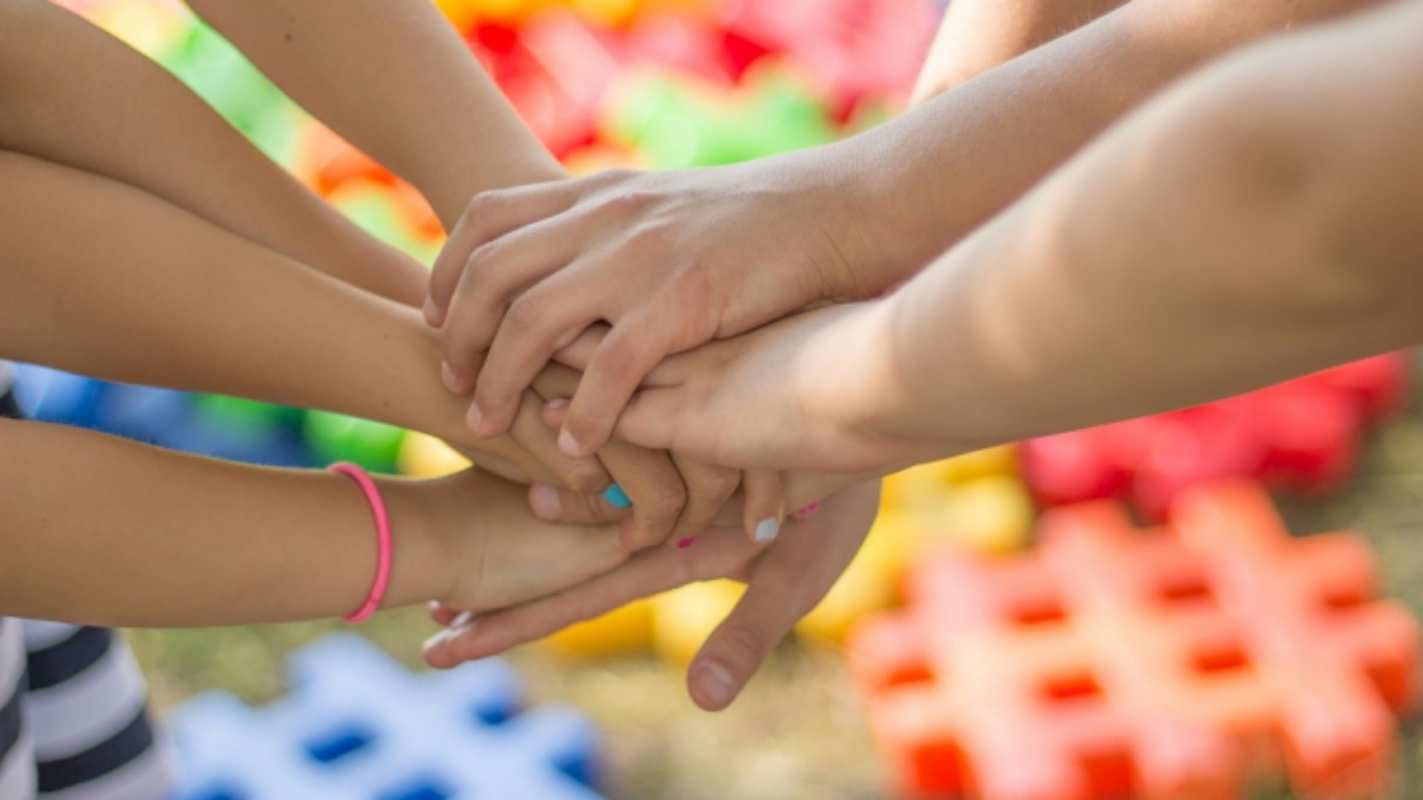 Открытка Верность дружба и семья  руки  happy family day 