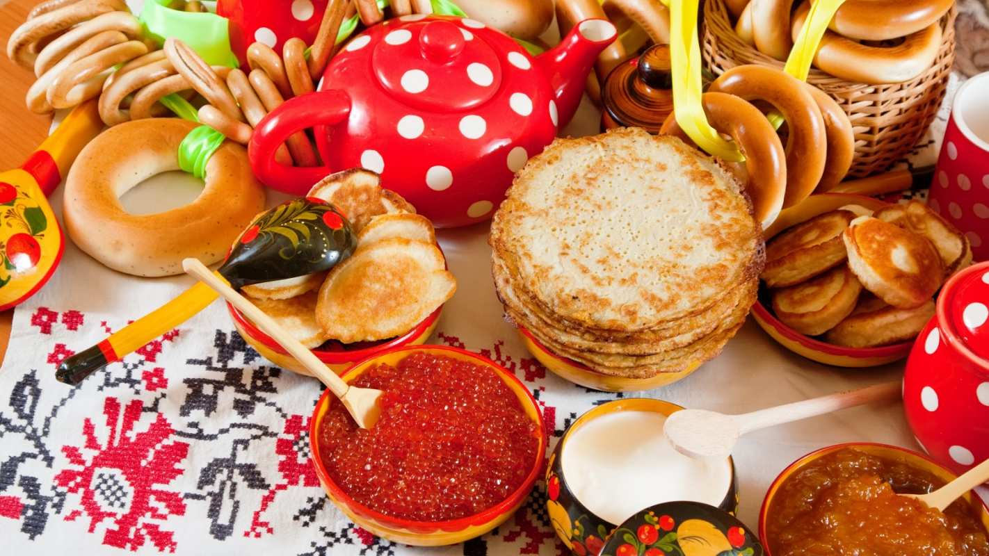 Открытка стол на масленицу с блинами красной икрой и оладушками  блины, красная икра, баранки   With carnival 