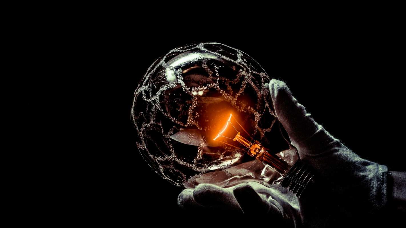 Открытка лампа в руках  лампа  Happy energy day 