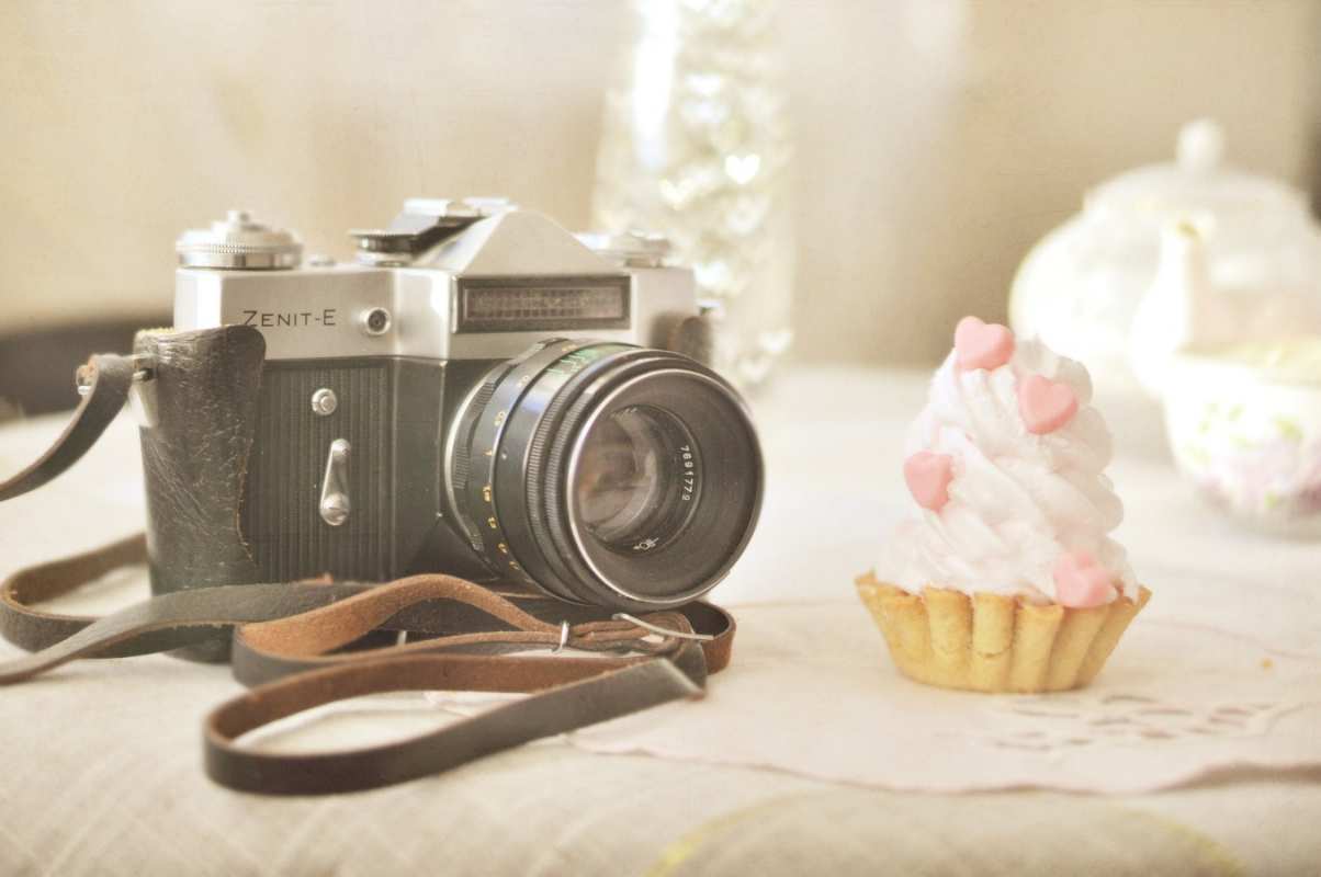 Открытка фотоаппарат и пирожное  с днем фотографа  Happy photographer`s day 