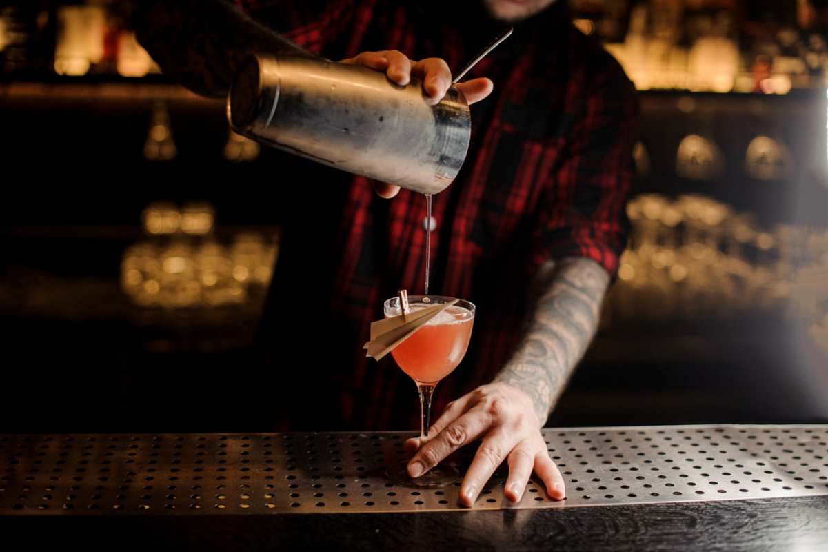 Открытка бармен в татушках  с днем бармена  happy bartender day 