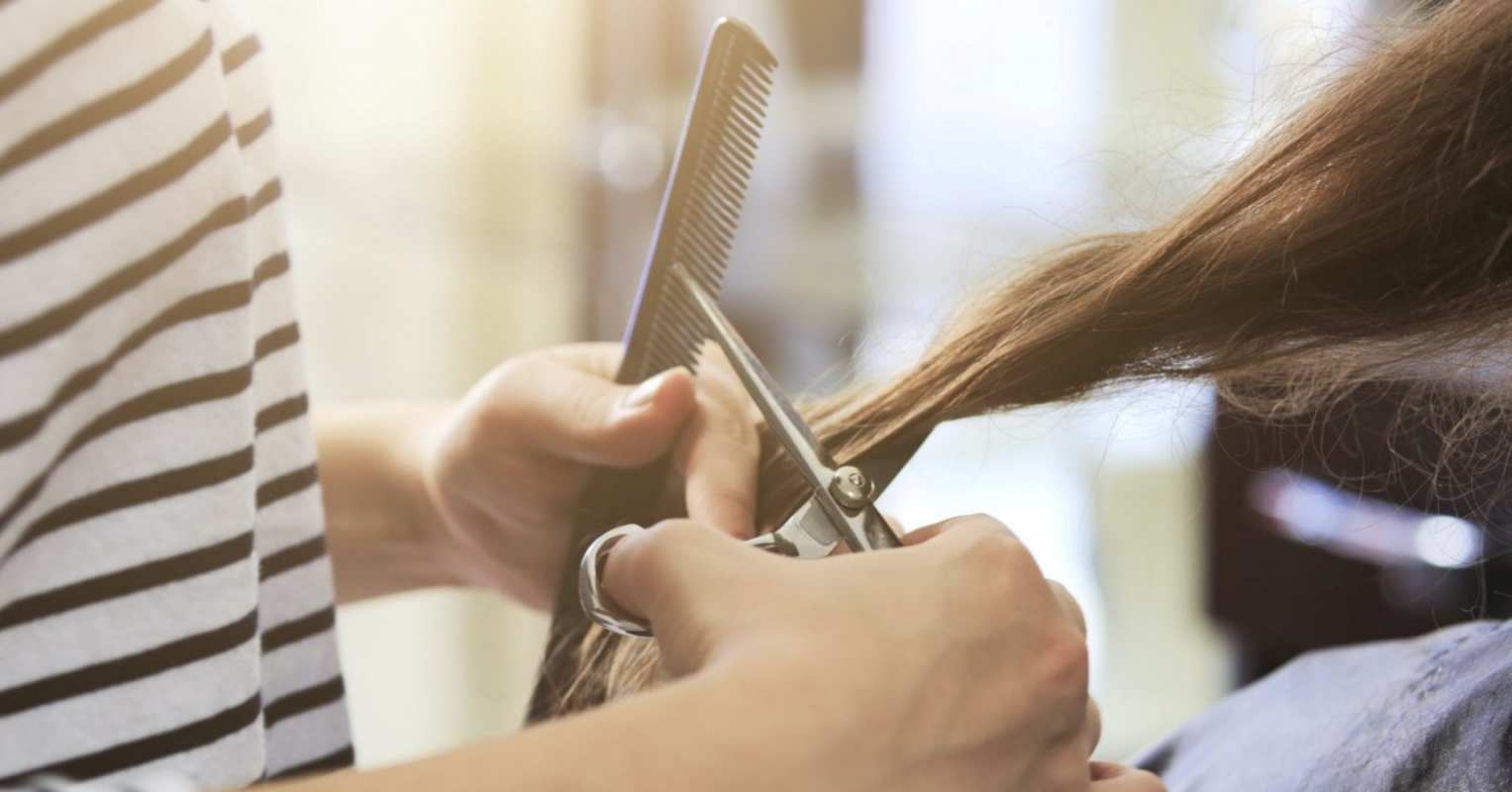 Открытка стригут волосы  с днем парикмахера расческа  Happy hairdresser`s day 