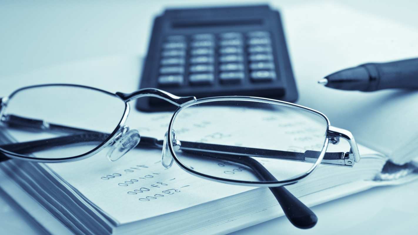 Открытка калькулятор и очки  с днем бухгалтера  happy accountant day 