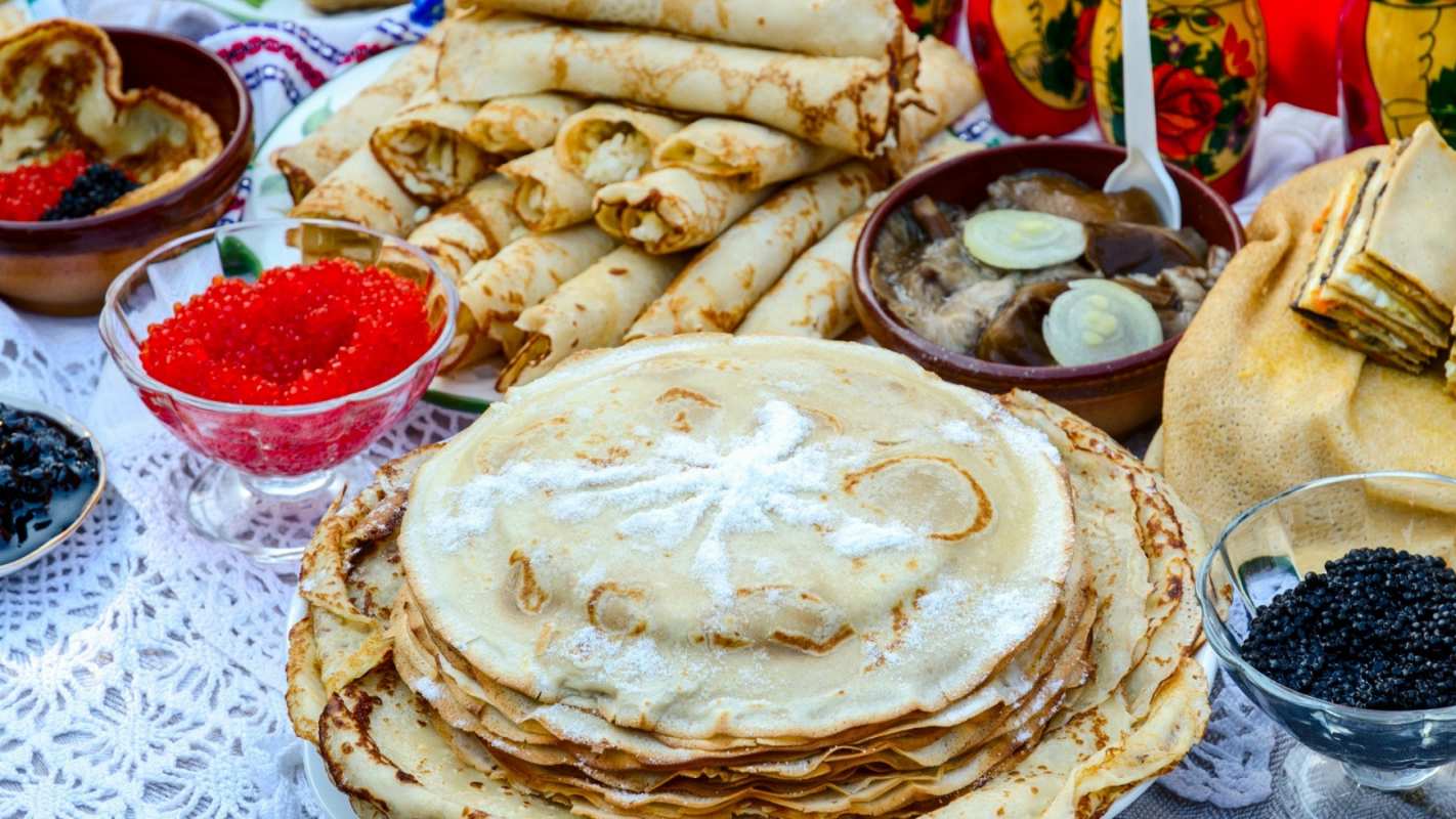 Открытка стол с блинами красной и черной икрой  блины красная икра черная икра  With carnival 