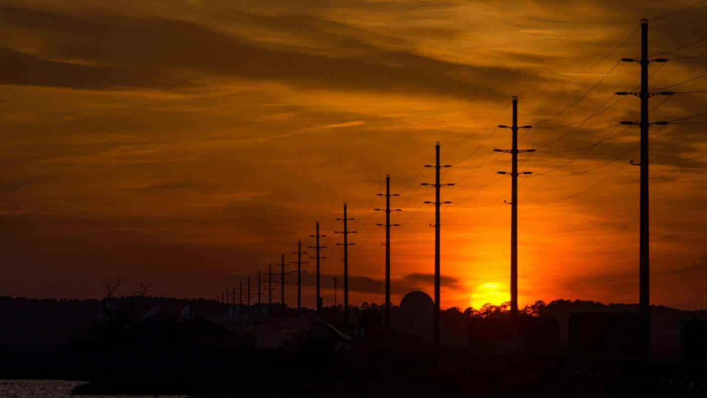 Открытка закат солнца на фоне проводов и столбов  столбы провода закат  Happy energy day 