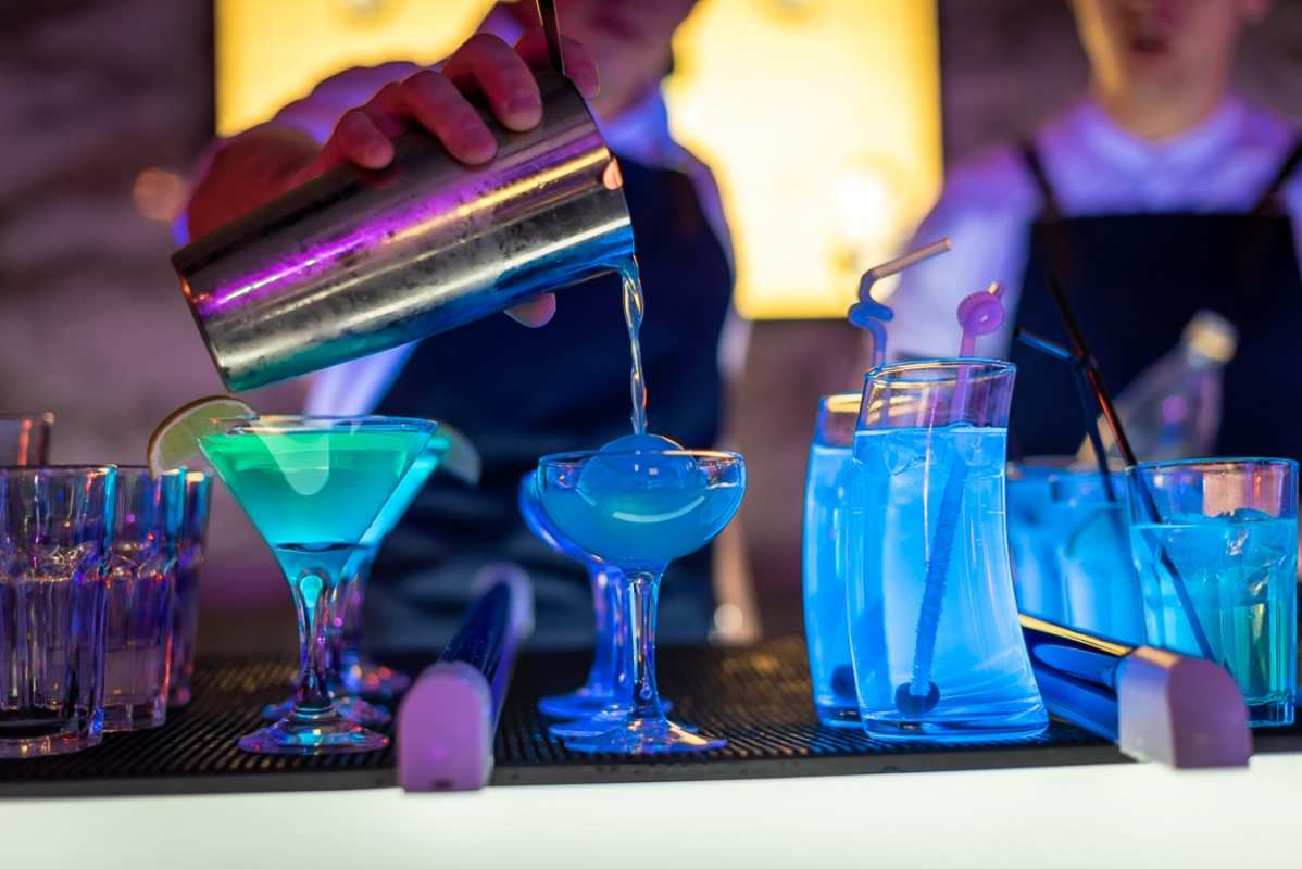 Открытка коктейль с подсветкой  с днем бармена  happy bartender day 