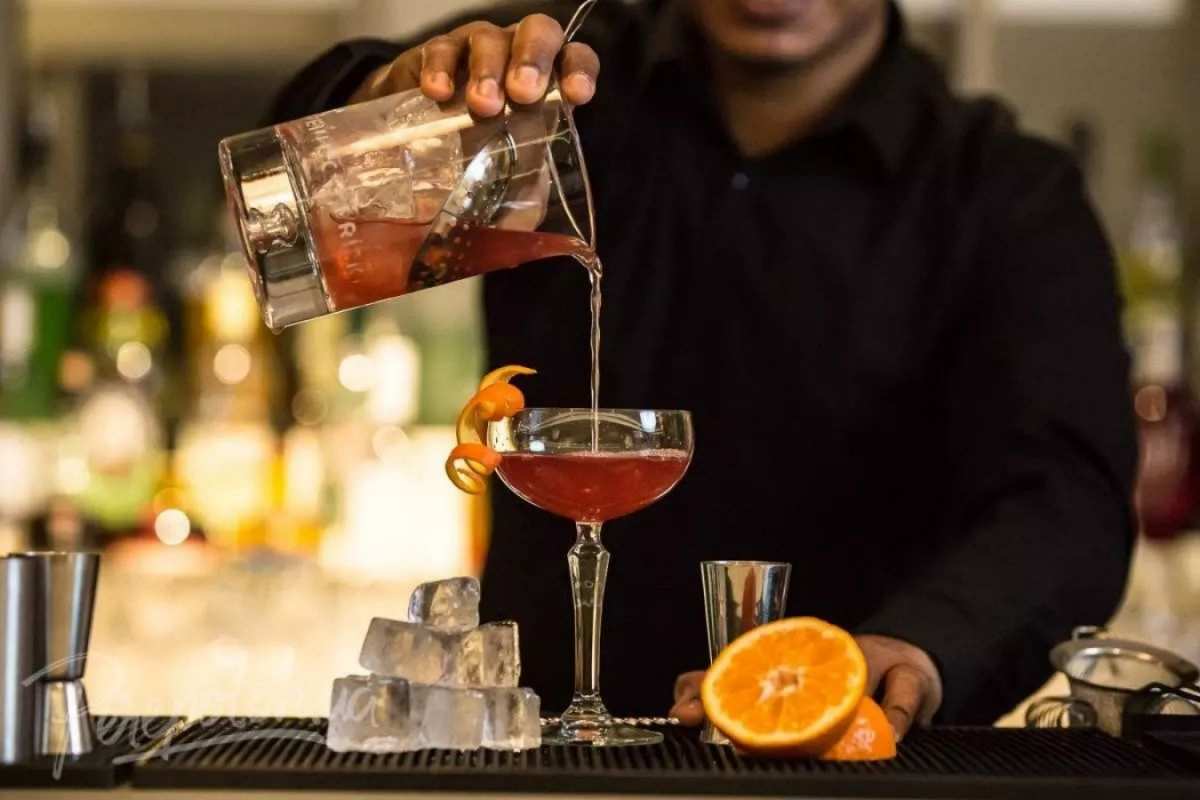 Открытка коктейль с апельсином  с днем бармена  happy bartender day 