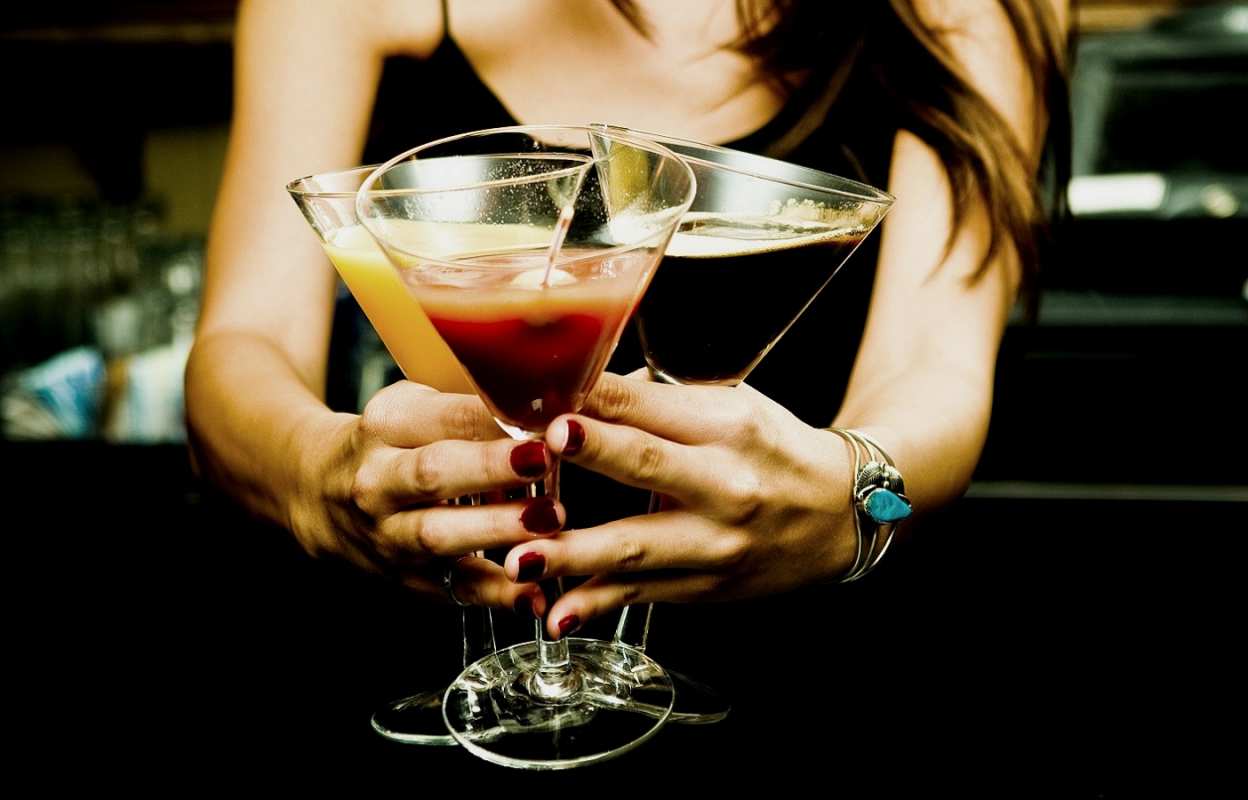 Открытка девушка держит три коктейля  с днем бармена  happy bartender day 