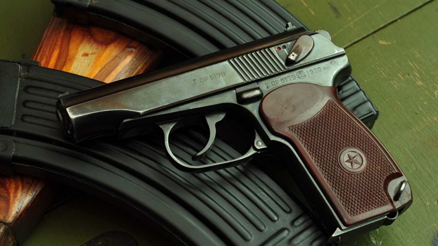 Открытка армейский пистолет и рожки от АК  оружие  Happy police day 