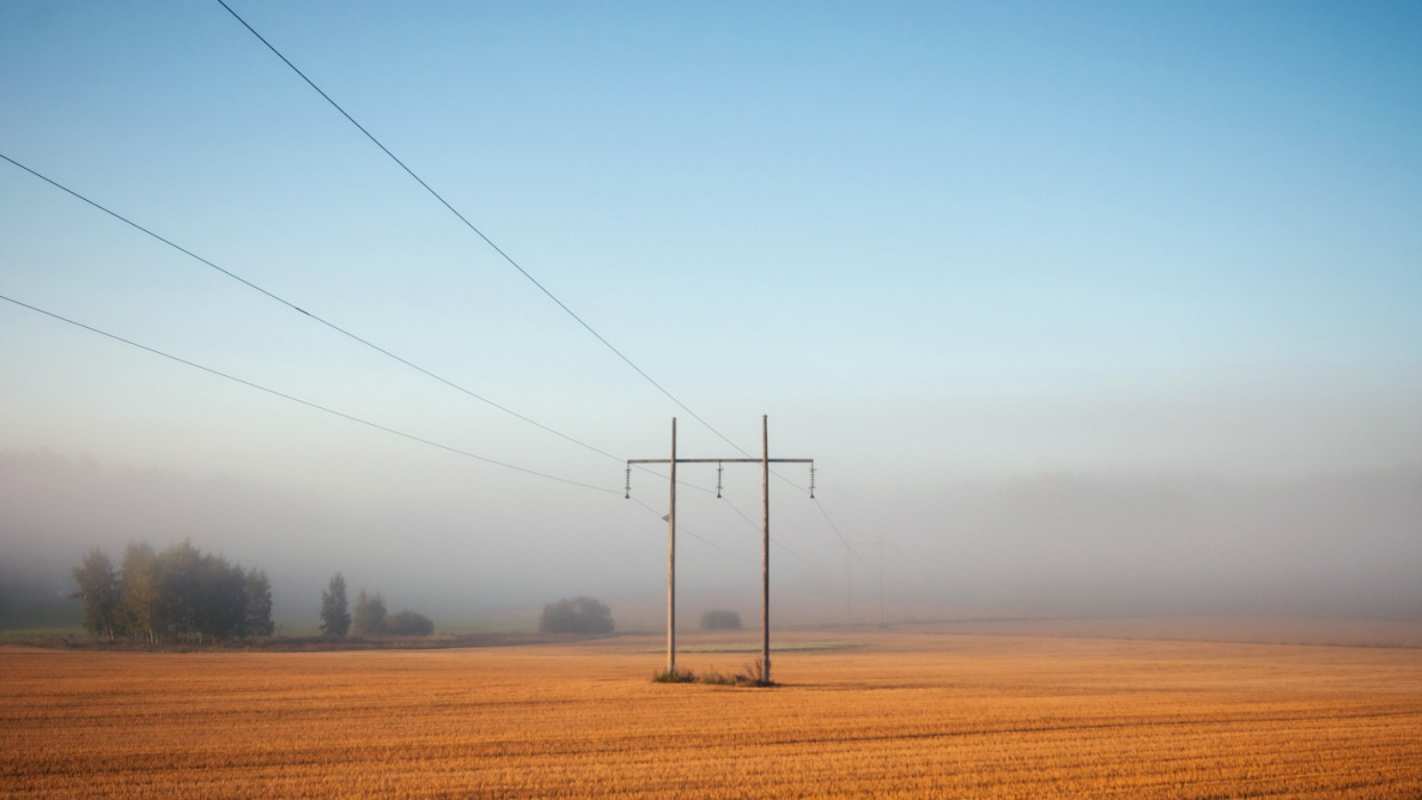 Открытка ЛЭП в поле на фоне тумана  ЛЭП столбы  Happy energy day 