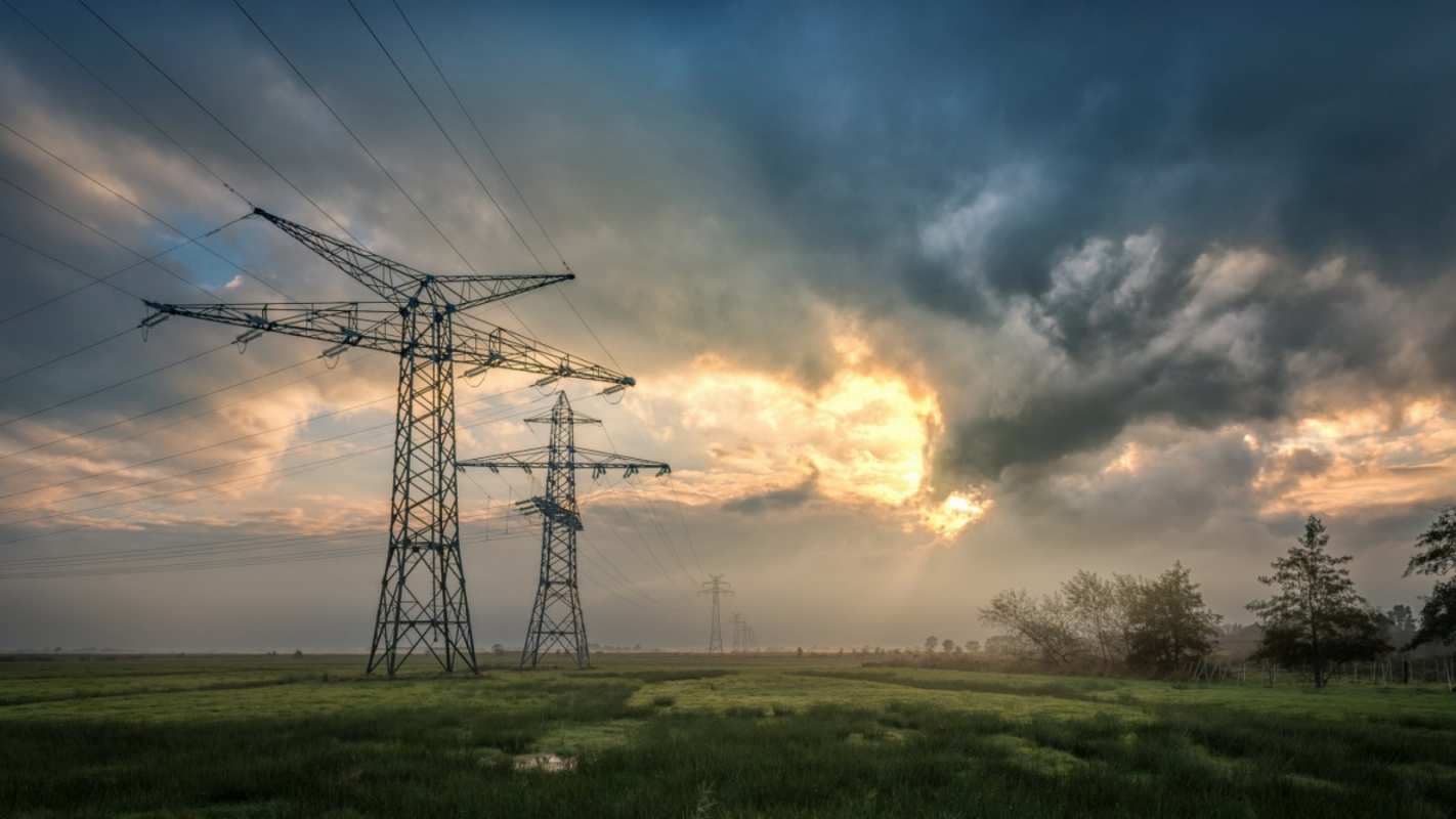 Открытка энергетика ЛЭП на фоне облаков  облака столбы линия  Happy energy day 