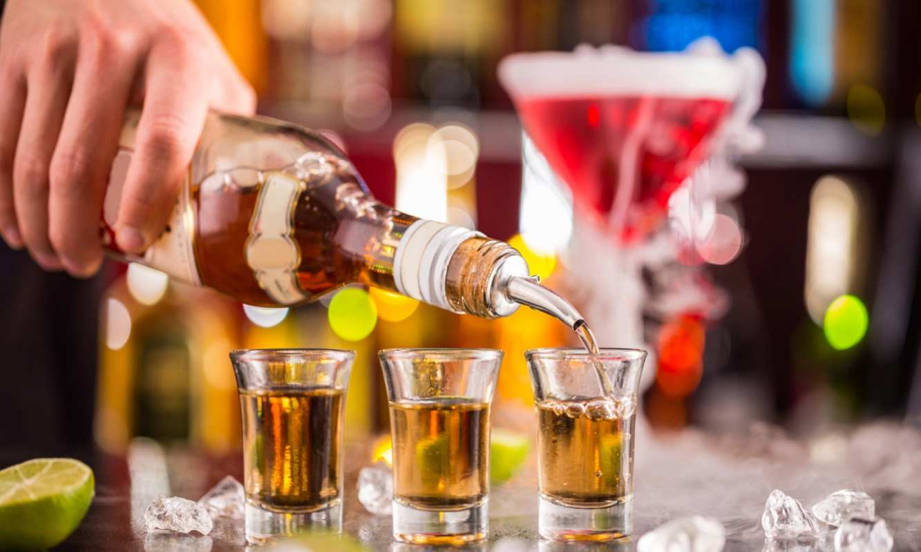 Открытка виски со льдом  виски  happy bartender day 