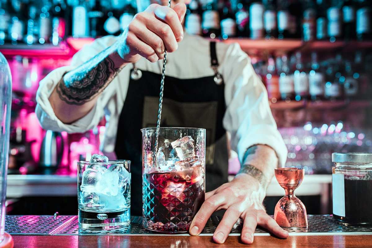 Открытка коктейль со льдом  с днем бармена  happy bartender day 