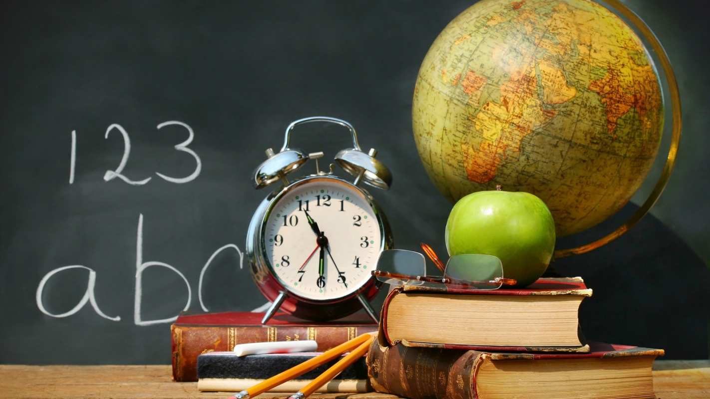 Открытка школьная доска и книги  с днем учителя   Happy Teacher`s Day 