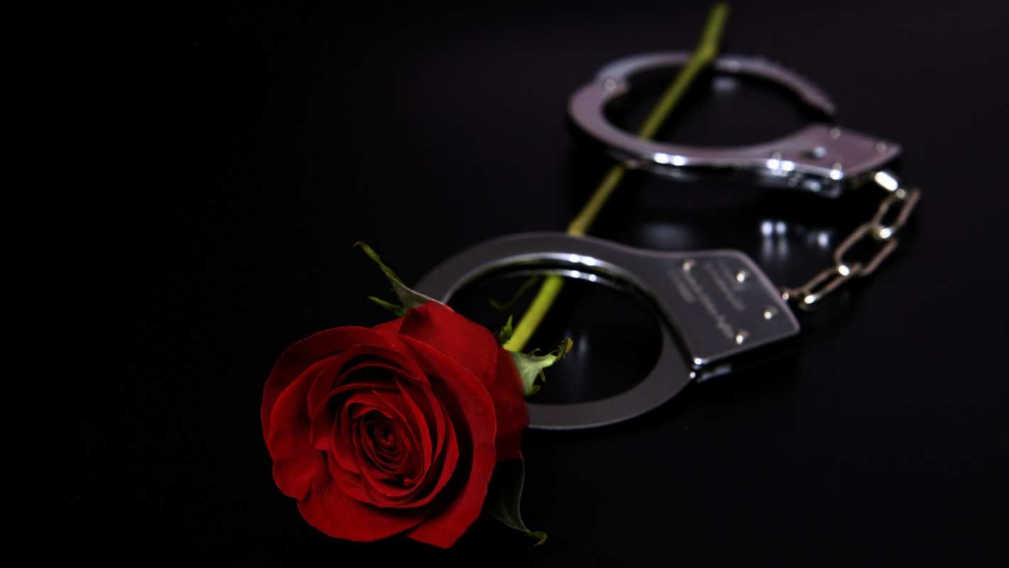 Открытка наручники и роза  роза и наручники  Happy police day 