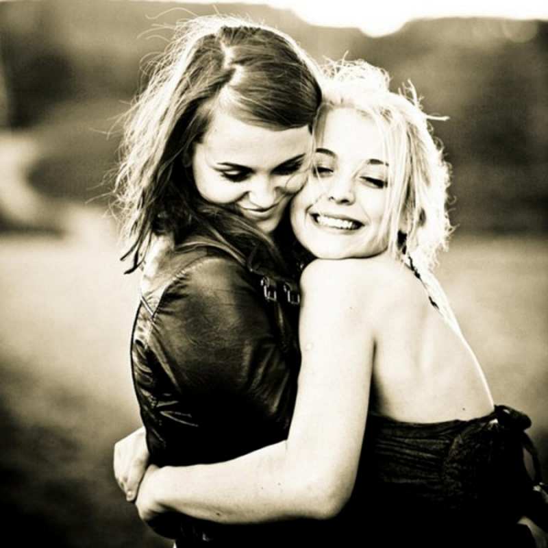 Открытка для подруги  девочки обнимаются  I want to hug you 