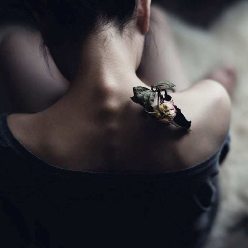 Открытка девушка  засох цветок  I miss you 